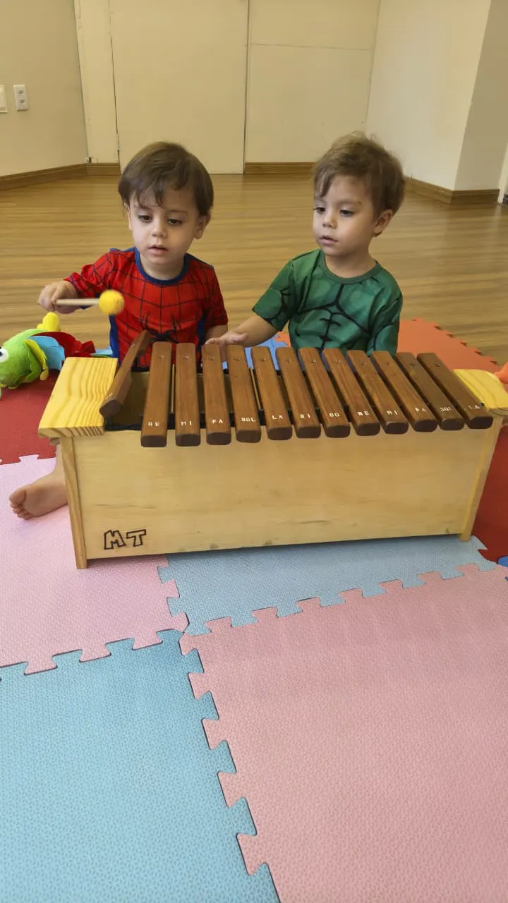 Crianças aprendendo música
