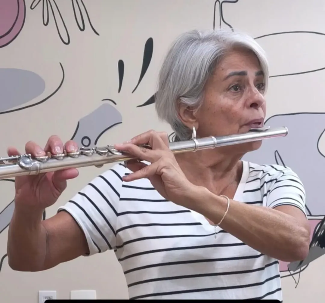 Professora tocando flauta na aula